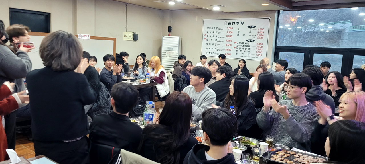 2024년 3월 개강총회 실시 교수님들과 의생명과학전공 선후배들이 한자리에 모여서... 대표이미지